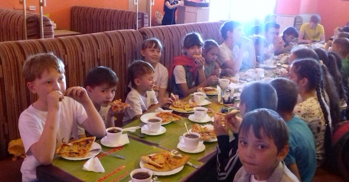 children at a pizza restaurant