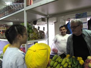 kids shopping for food using English